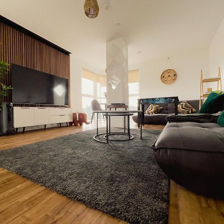Manchester'S Luxurious 2-Bed Haven With Balcony - Canal Views & Proximity To Manchester United Extérieur photo