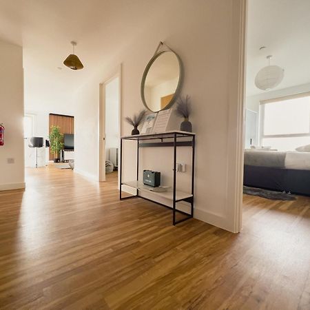 Manchester'S Luxurious 2-Bed Haven With Balcony - Canal Views & Proximity To Manchester United Extérieur photo