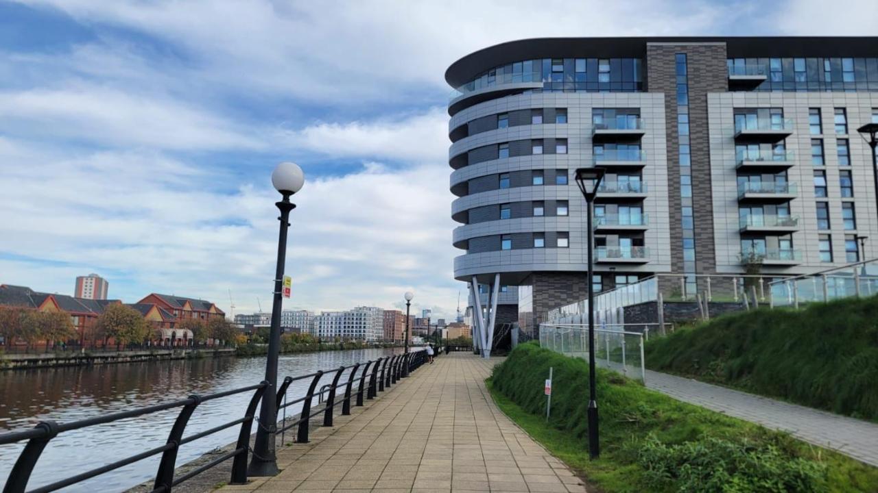 Manchester'S Luxurious 2-Bed Haven With Balcony - Canal Views & Proximity To Manchester United Extérieur photo