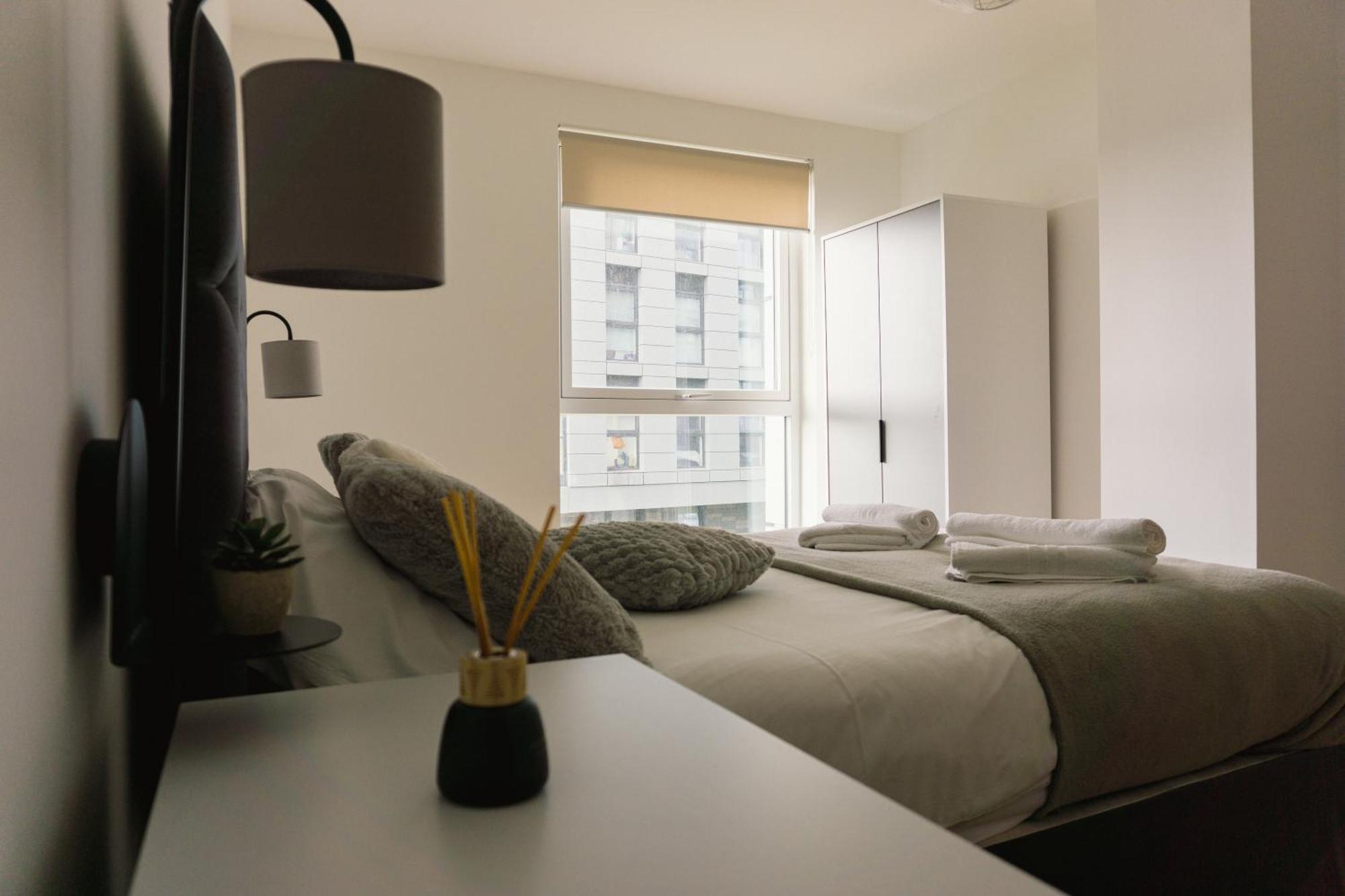 Manchester'S Luxurious 2-Bed Haven With Balcony - Canal Views & Proximity To Manchester United Extérieur photo