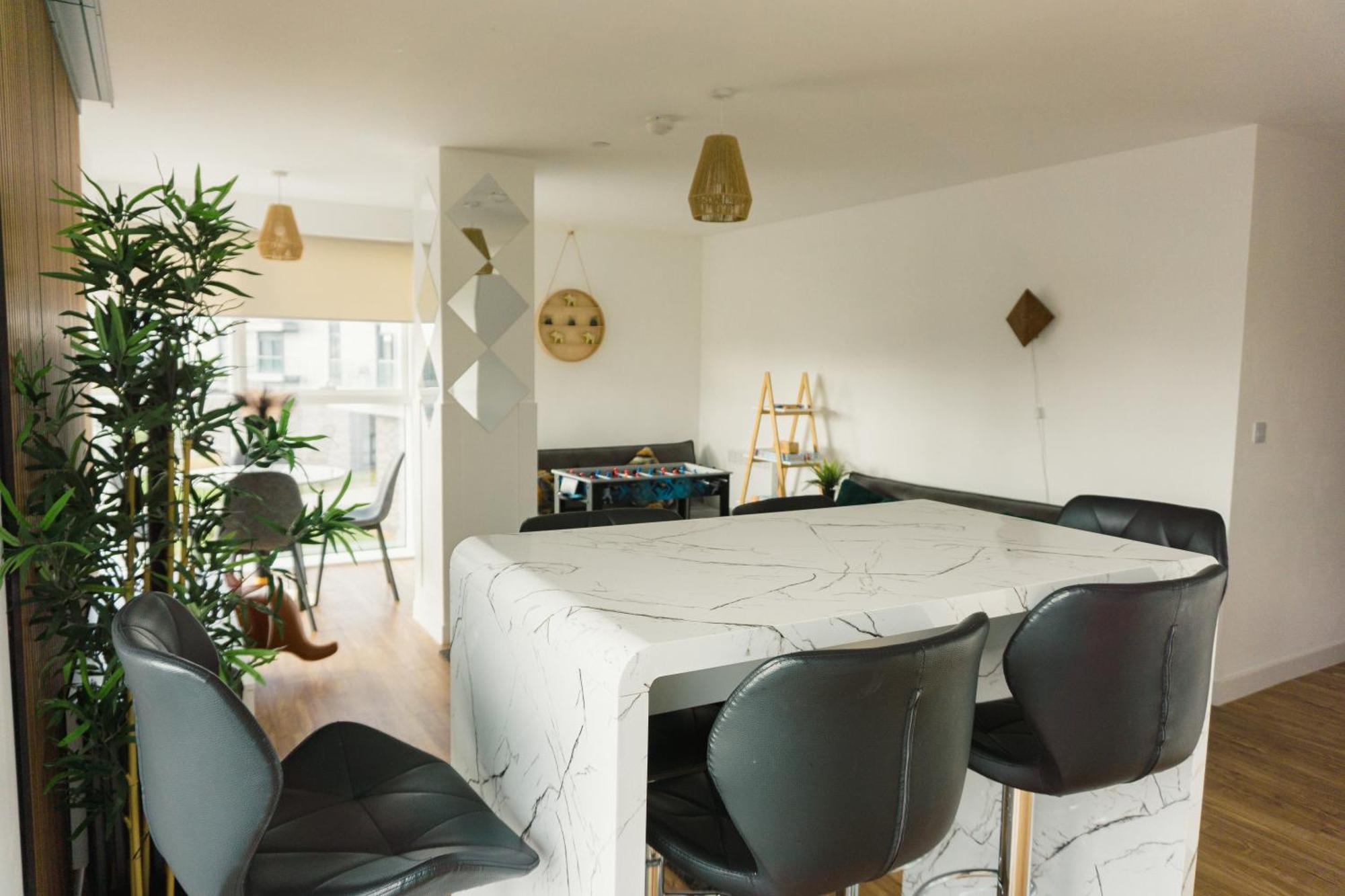 Manchester'S Luxurious 2-Bed Haven With Balcony - Canal Views & Proximity To Manchester United Extérieur photo