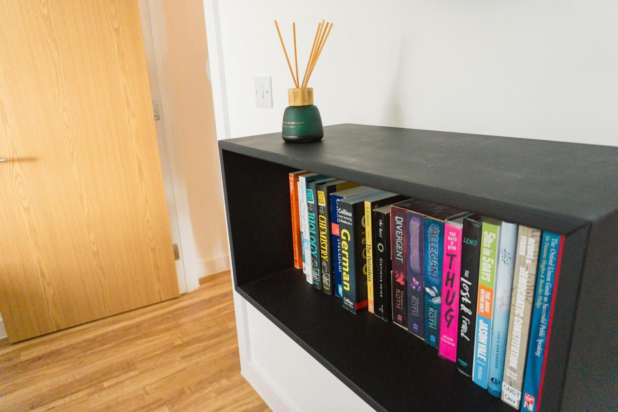 Manchester'S Luxurious 2-Bed Haven With Balcony - Canal Views & Proximity To Manchester United Extérieur photo