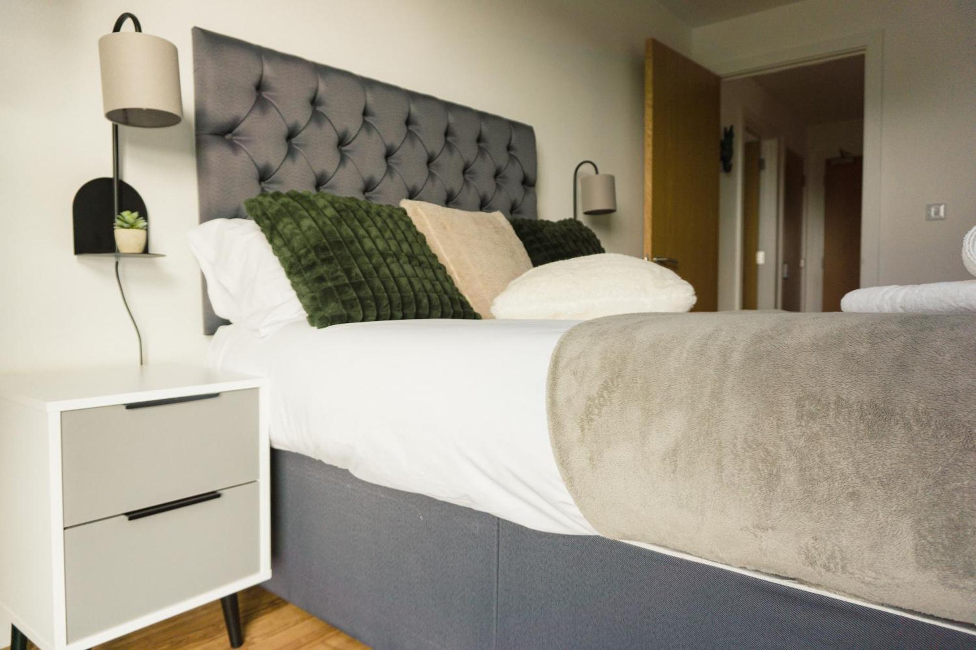 Manchester'S Luxurious 2-Bed Haven With Balcony - Canal Views & Proximity To Manchester United Extérieur photo