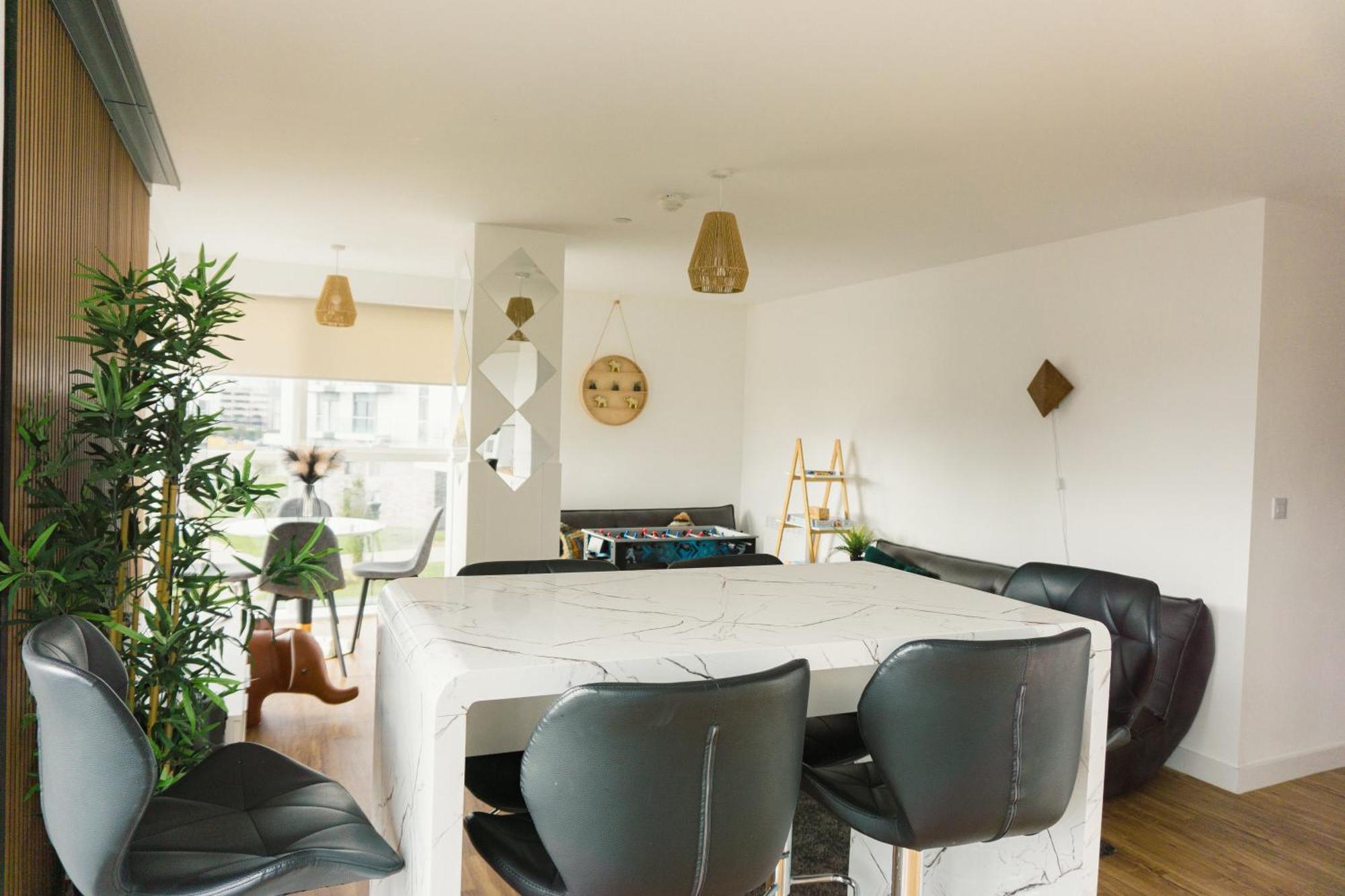 Manchester'S Luxurious 2-Bed Haven With Balcony - Canal Views & Proximity To Manchester United Extérieur photo
