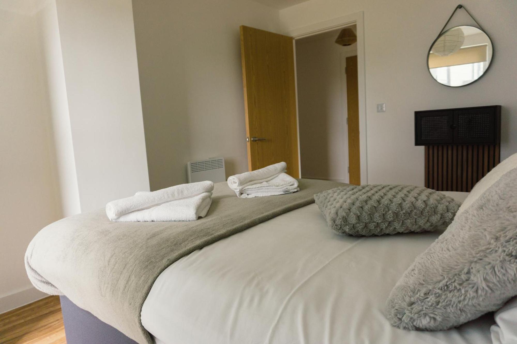 Manchester'S Luxurious 2-Bed Haven With Balcony - Canal Views & Proximity To Manchester United Extérieur photo