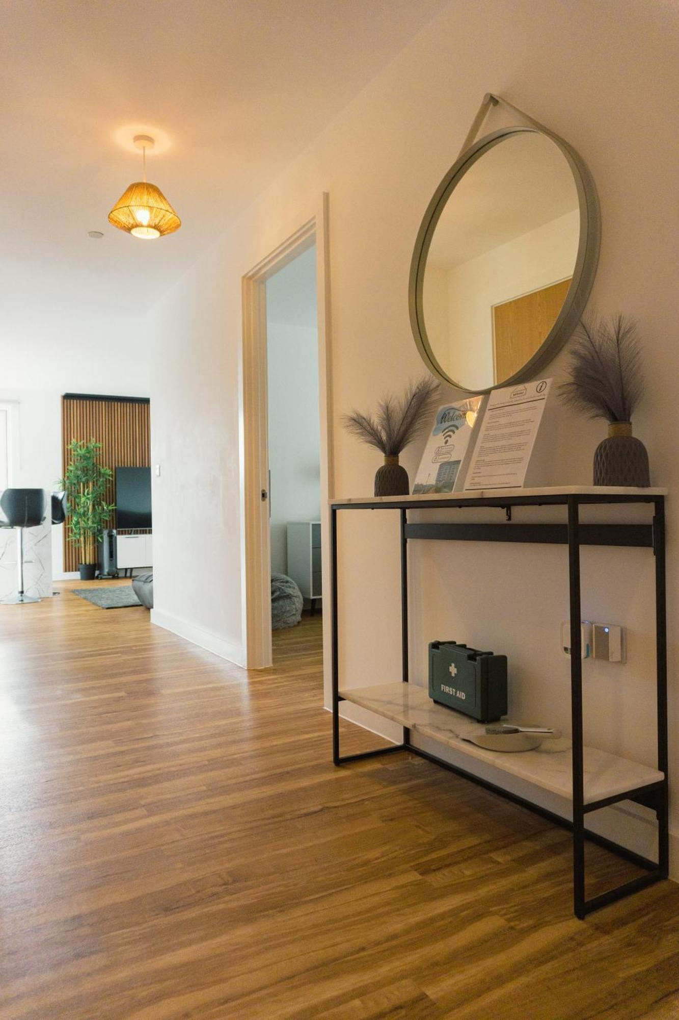 Manchester'S Luxurious 2-Bed Haven With Balcony - Canal Views & Proximity To Manchester United Extérieur photo