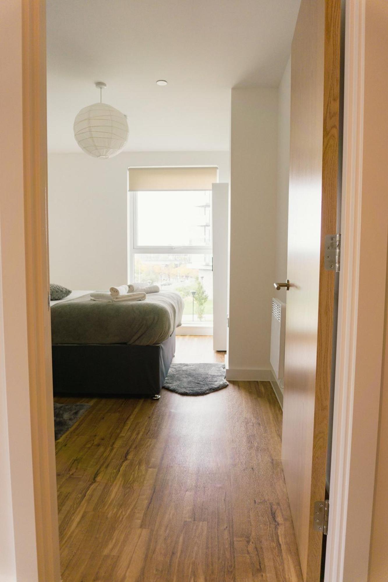 Manchester'S Luxurious 2-Bed Haven With Balcony - Canal Views & Proximity To Manchester United Extérieur photo