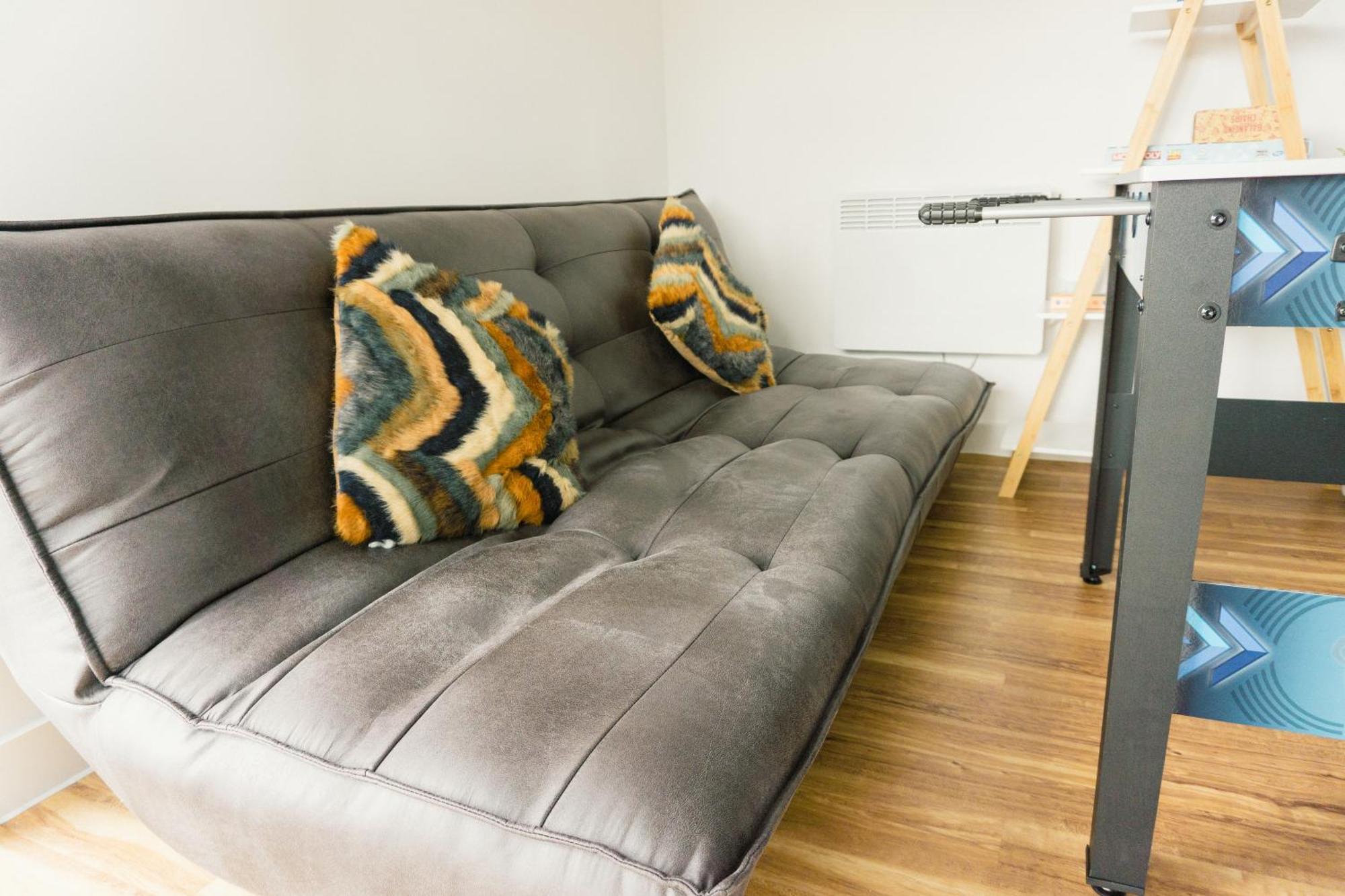 Manchester'S Luxurious 2-Bed Haven With Balcony - Canal Views & Proximity To Manchester United Extérieur photo