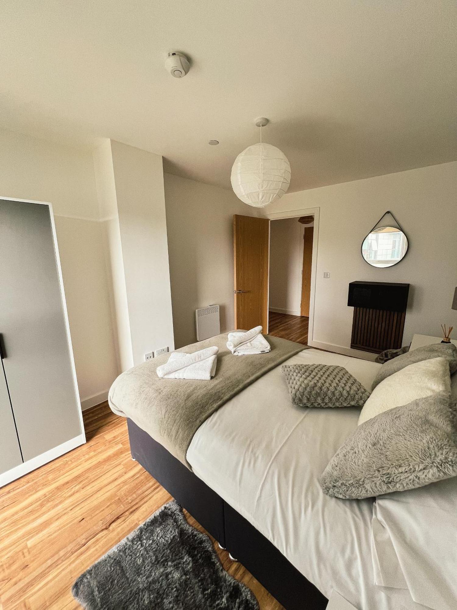 Manchester'S Luxurious 2-Bed Haven With Balcony - Canal Views & Proximity To Manchester United Extérieur photo