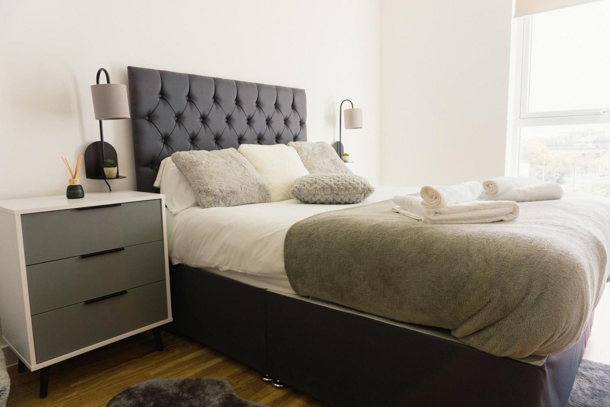 Manchester'S Luxurious 2-Bed Haven With Balcony - Canal Views & Proximity To Manchester United Extérieur photo