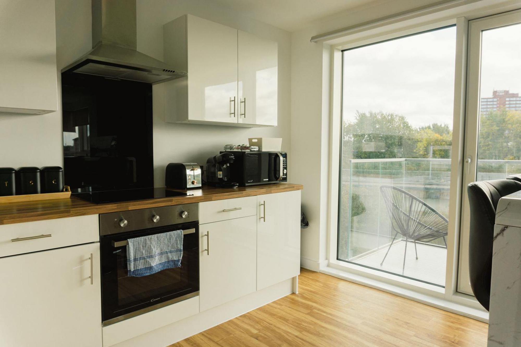 Manchester'S Luxurious 2-Bed Haven With Balcony - Canal Views & Proximity To Manchester United Extérieur photo