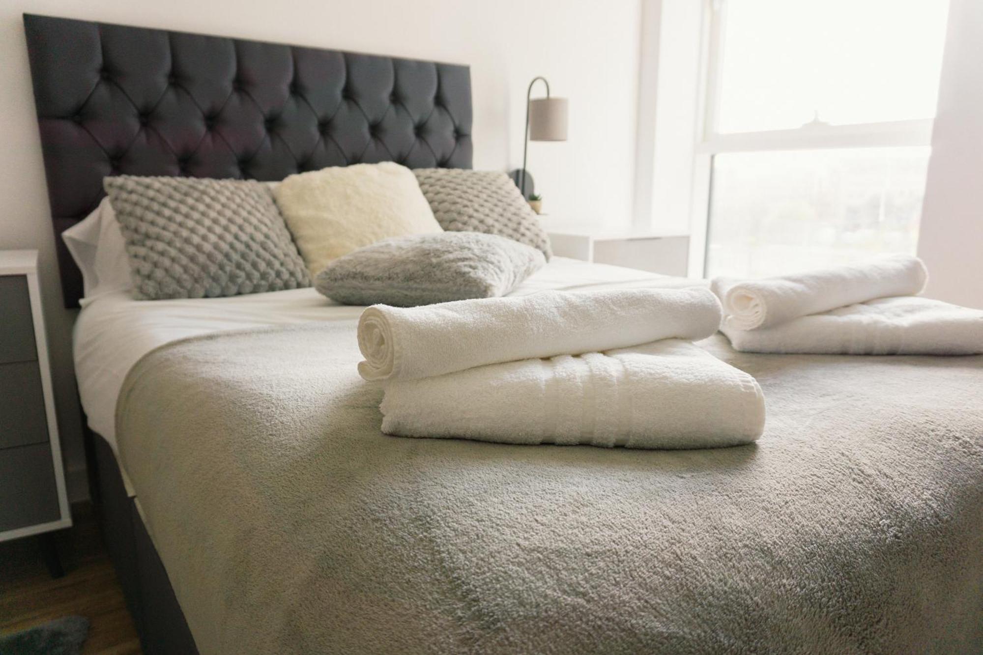 Manchester'S Luxurious 2-Bed Haven With Balcony - Canal Views & Proximity To Manchester United Extérieur photo