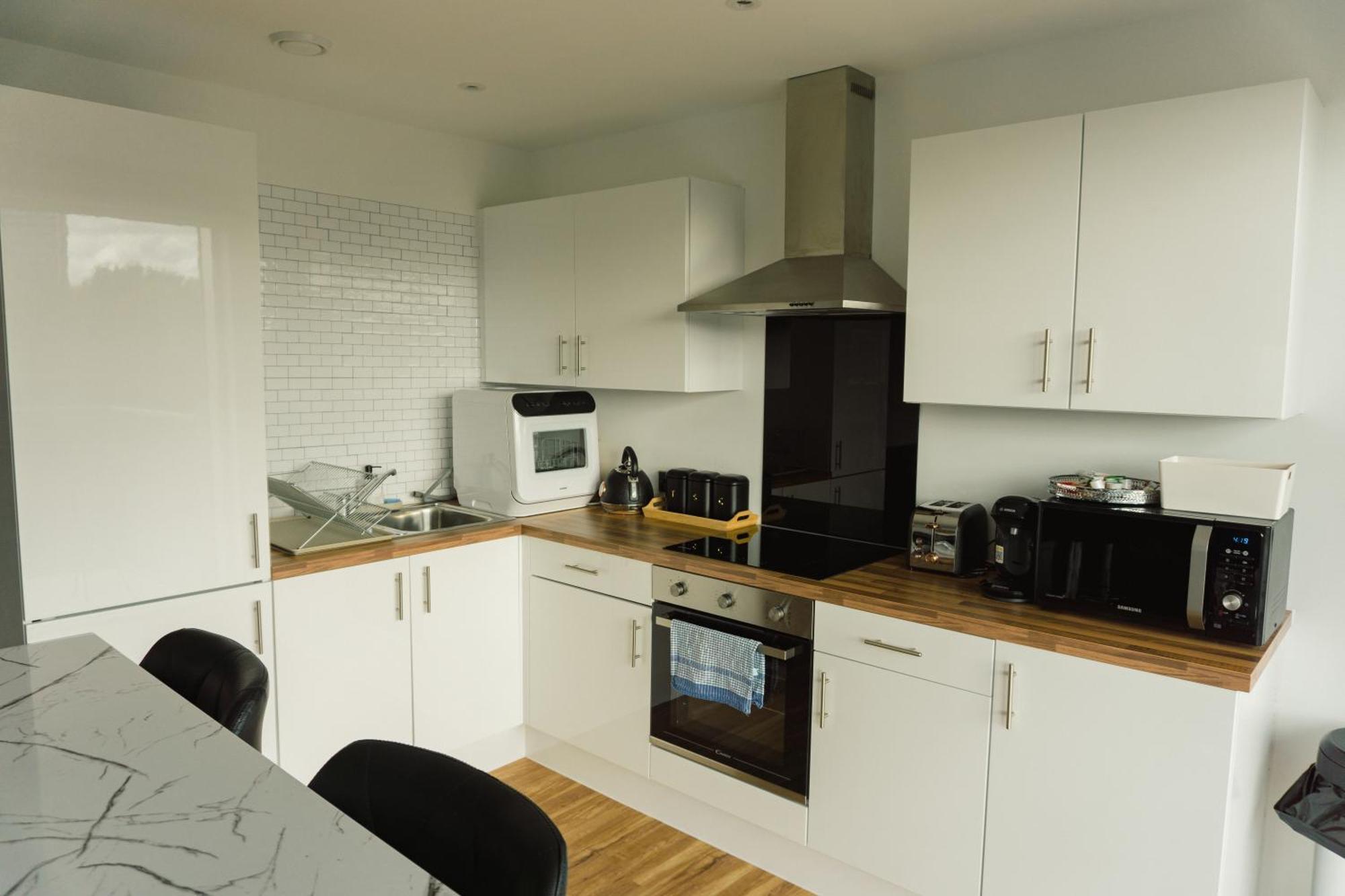 Manchester'S Luxurious 2-Bed Haven With Balcony - Canal Views & Proximity To Manchester United Extérieur photo
