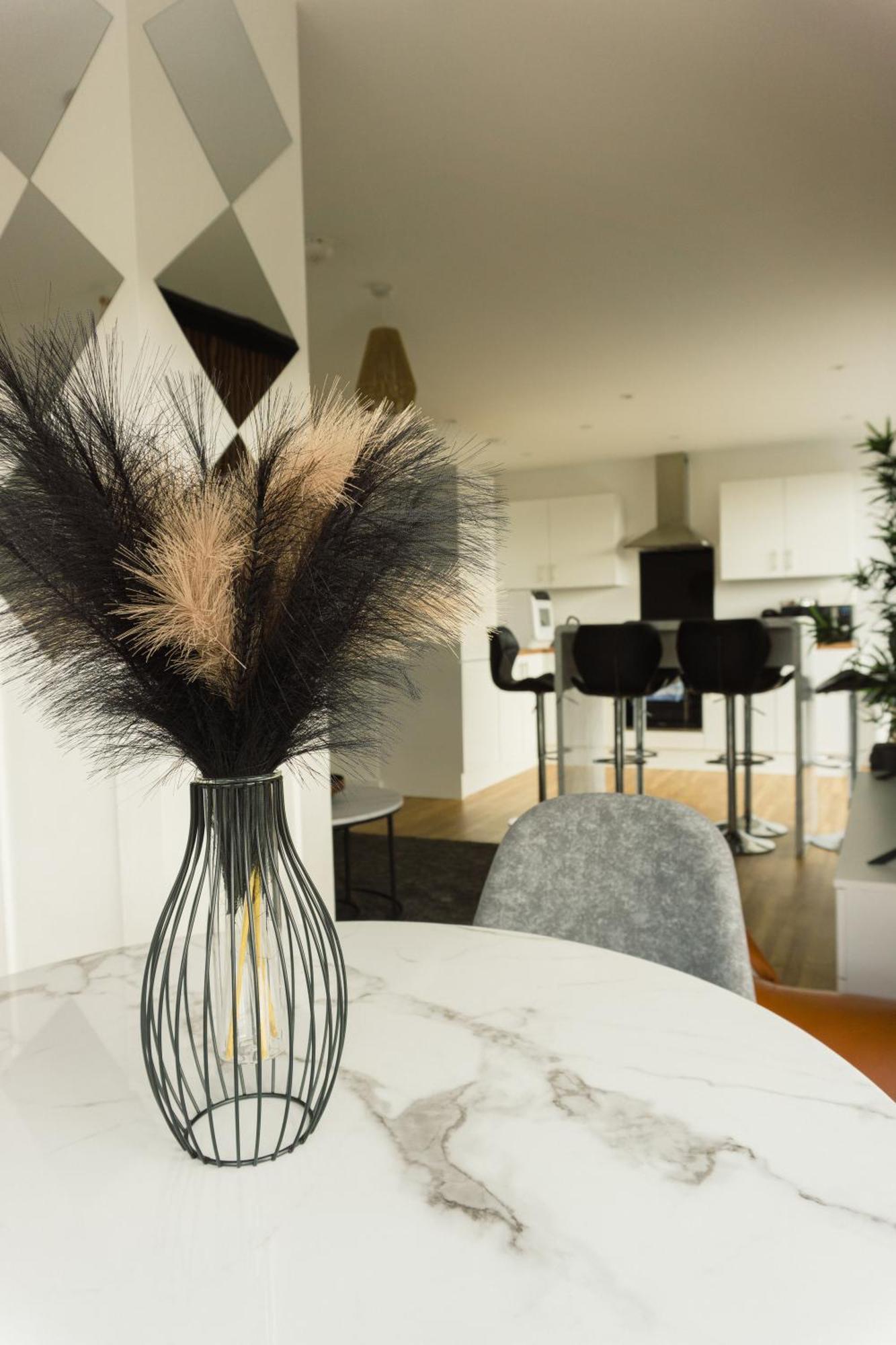 Manchester'S Luxurious 2-Bed Haven With Balcony - Canal Views & Proximity To Manchester United Extérieur photo