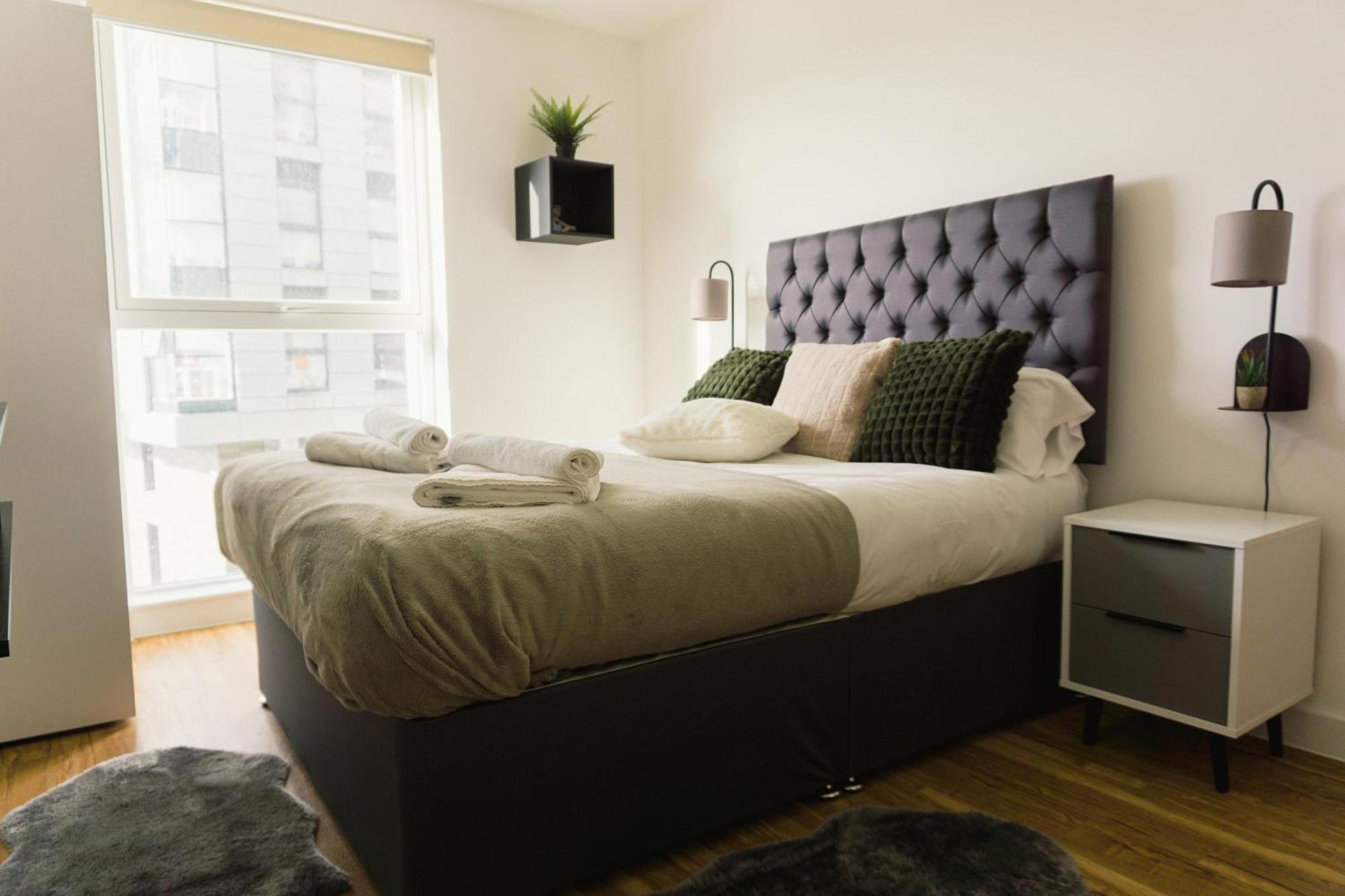 Manchester'S Luxurious 2-Bed Haven With Balcony - Canal Views & Proximity To Manchester United Extérieur photo