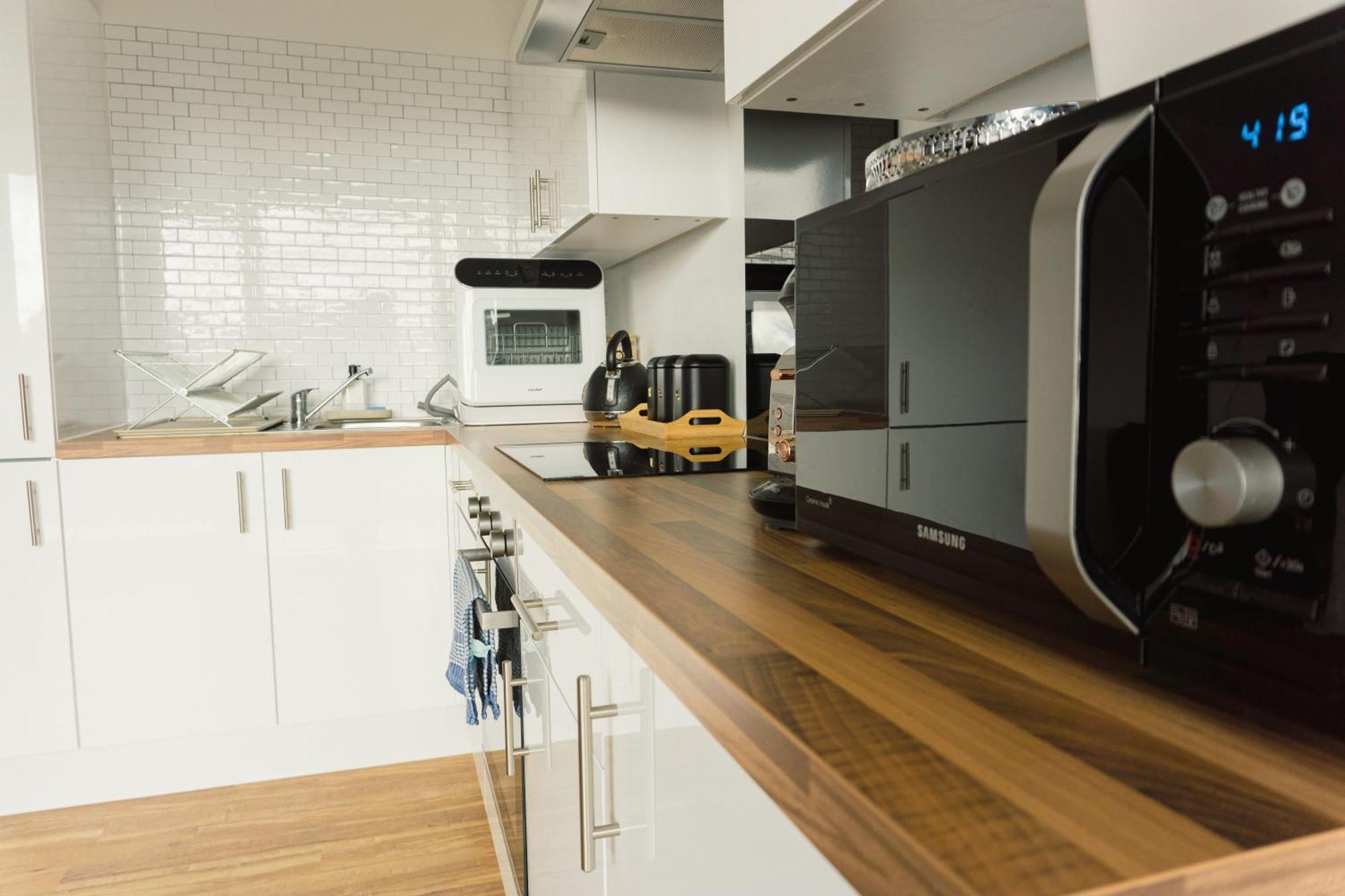 Manchester'S Luxurious 2-Bed Haven With Balcony - Canal Views & Proximity To Manchester United Extérieur photo