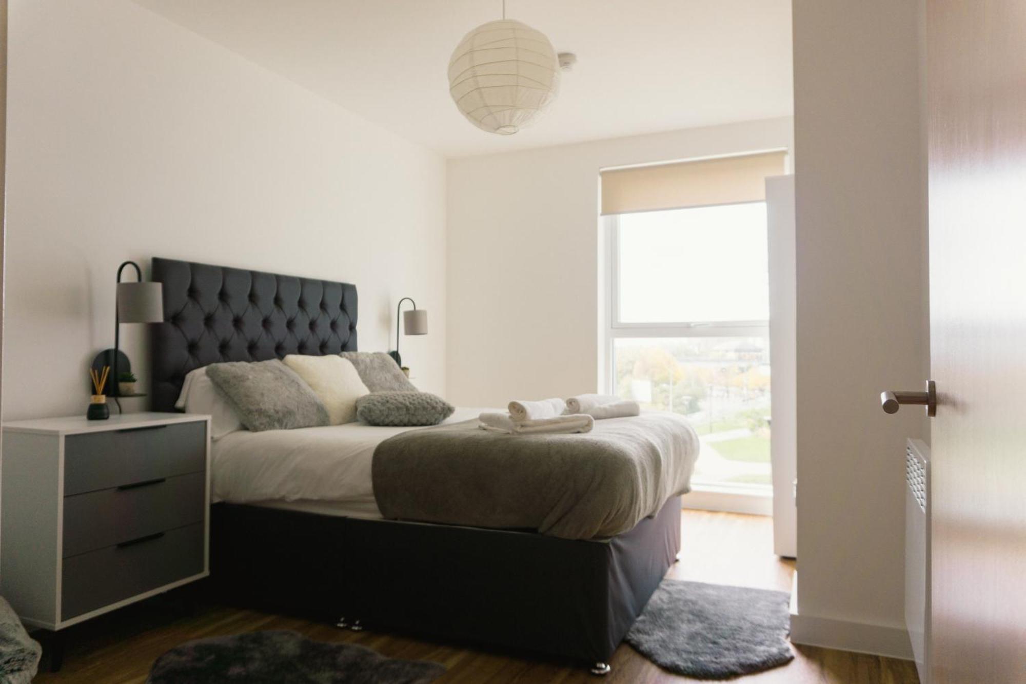 Manchester'S Luxurious 2-Bed Haven With Balcony - Canal Views & Proximity To Manchester United Extérieur photo