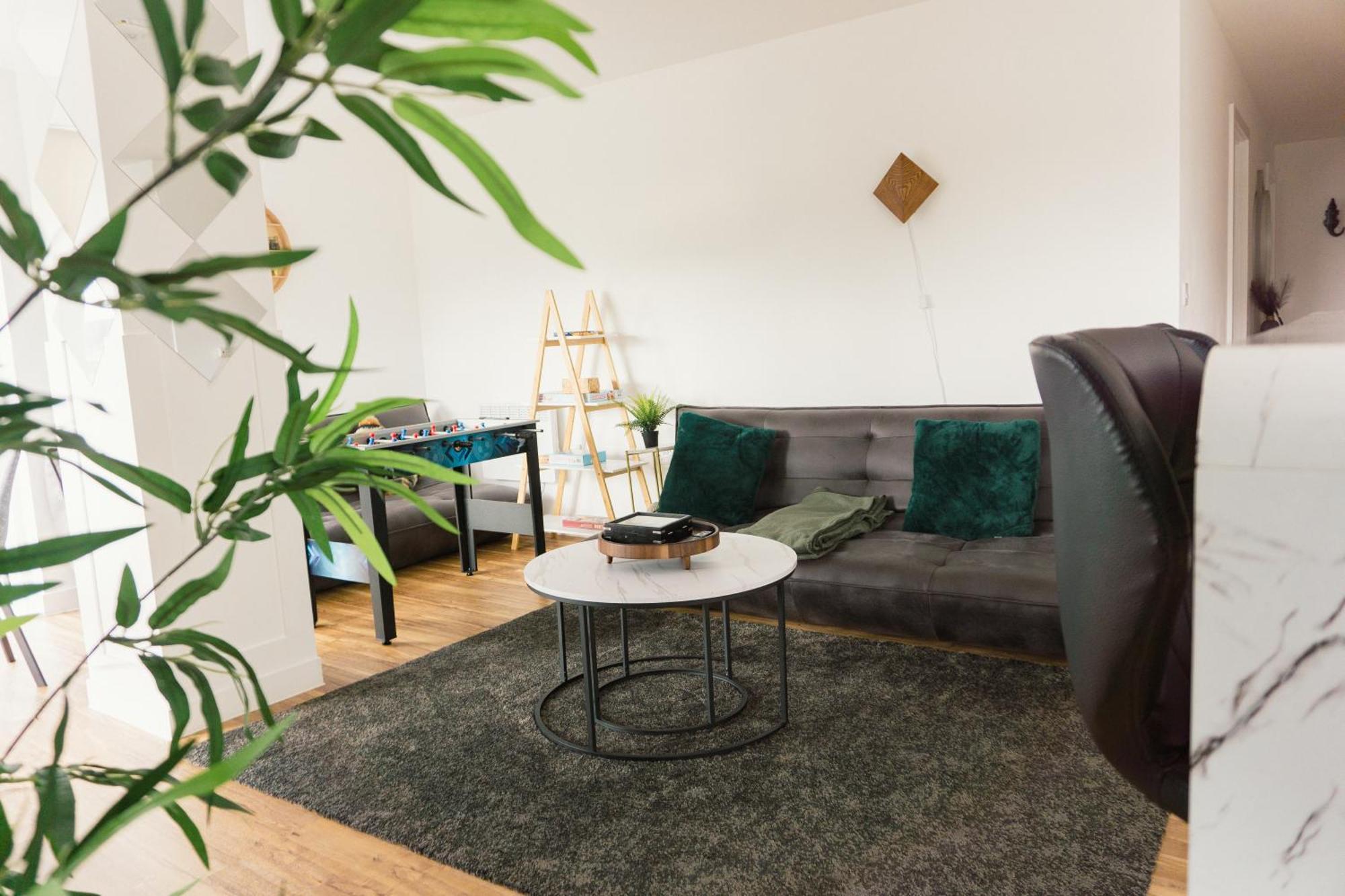 Manchester'S Luxurious 2-Bed Haven With Balcony - Canal Views & Proximity To Manchester United Extérieur photo