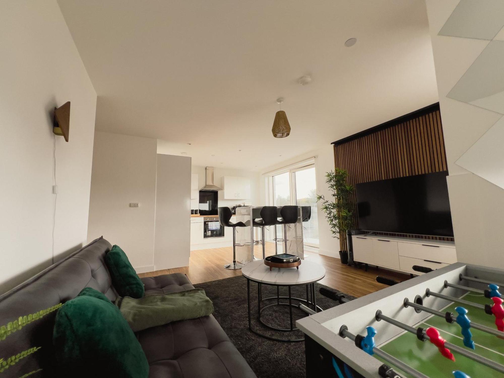 Manchester'S Luxurious 2-Bed Haven With Balcony - Canal Views & Proximity To Manchester United Extérieur photo